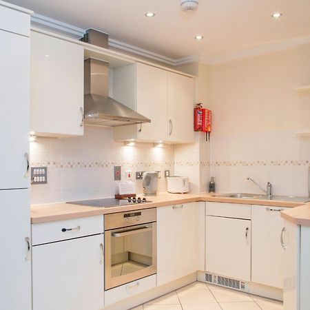 Oakdale Apartments Woking Bagian luar foto