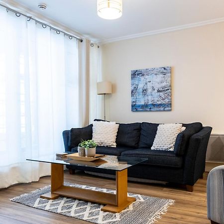 Oakdale Apartments Woking Bagian luar foto