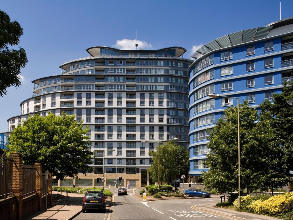 Oakdale Apartments Woking Bagian luar foto