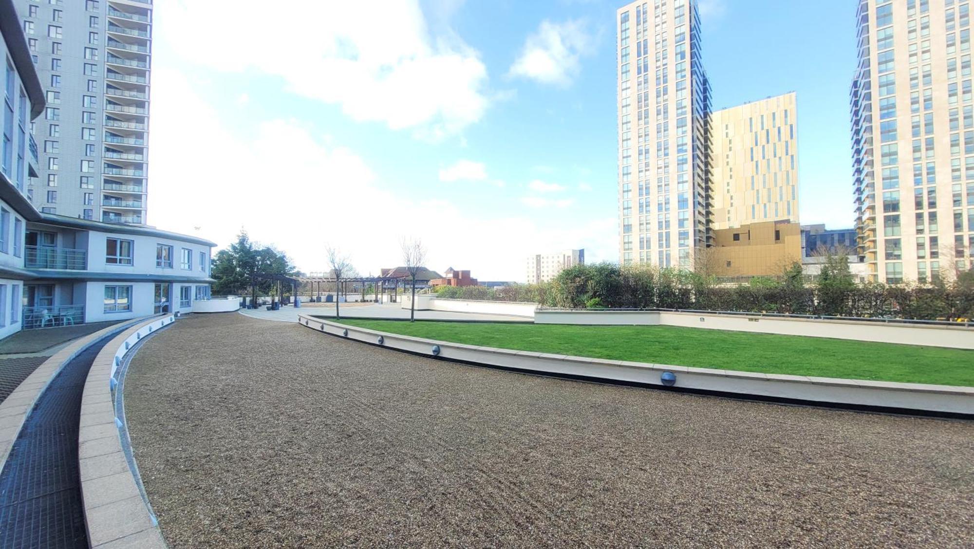 Oakdale Apartments Woking Bagian luar foto